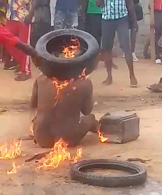 Polícia Nacional repudia populares que queimaram vivo um cidadão, no Camama