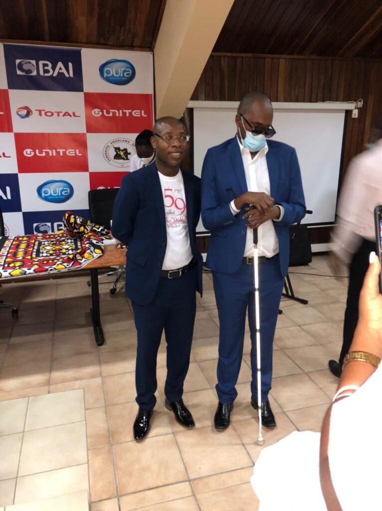 Pastor Eliseu Manuel doa audiobooks para Associação Nacional de cegos e Amblíopes de Angola