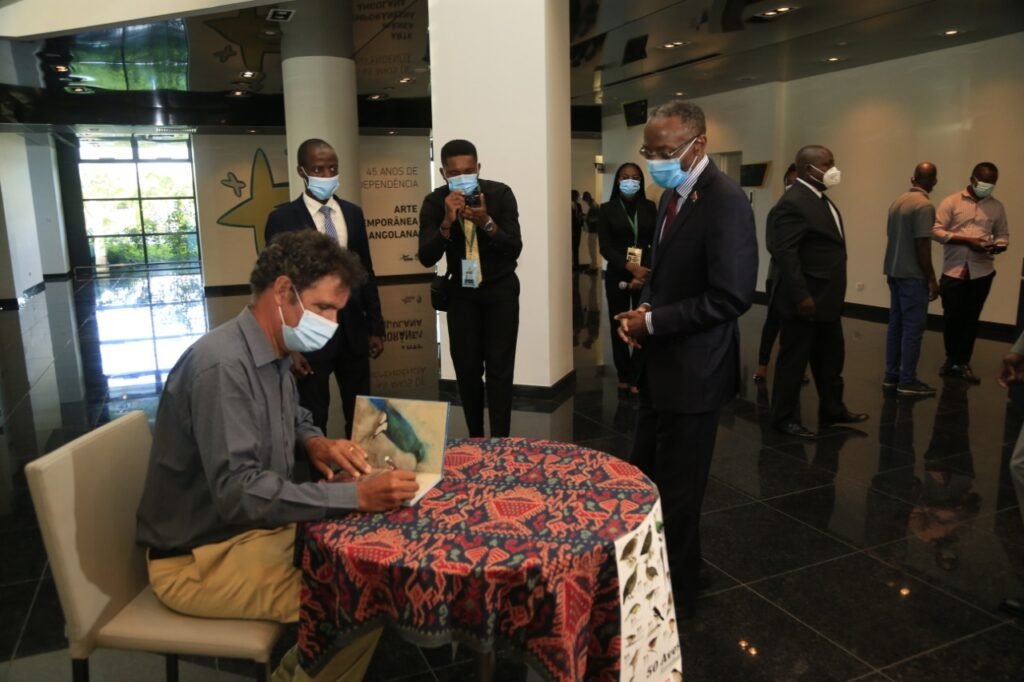 O Vice-Presidente da República Bornito de Sousa participou na cerimónia de lançamento do livro “50 Aves de Angola – Raridade e Endemismo”,