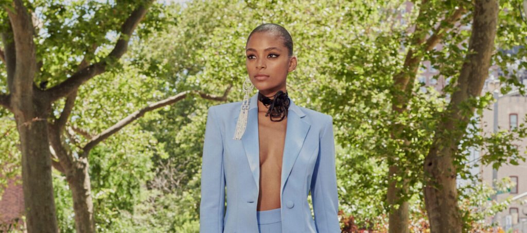 Alécia Morais é uma das estrelas da coleção Resort 2022 de Prabal Gurung