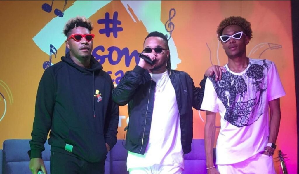 Santiegos agitam o palco do Kisom em casa