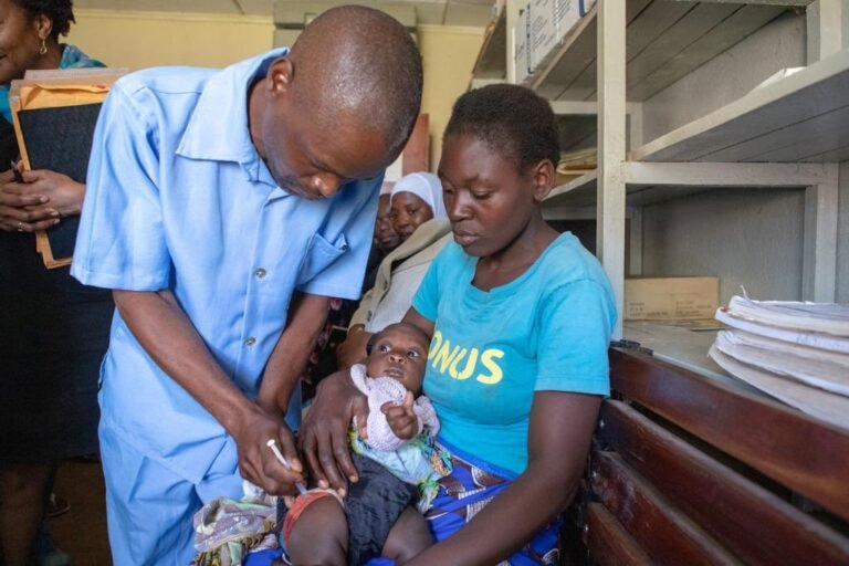 OMS aprova e recomenda primeira vacina contra a malária para crianças