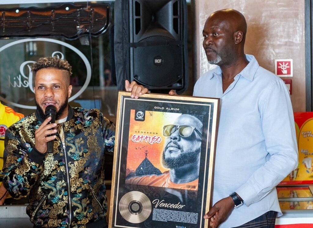 Gattuso recebe Disco de Ouro do Álbum de estreia “Vencedor”