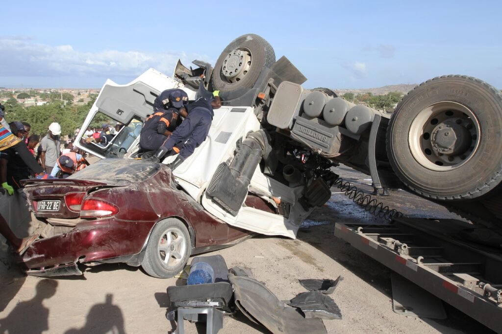 Colisão entre veículos faz dois mortos