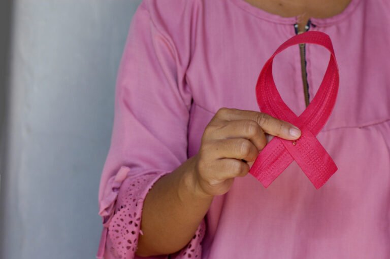 Cancro da mama: saiba quais são os fatores de risco e os sinais aos quais deve estar atenta (ou atento)