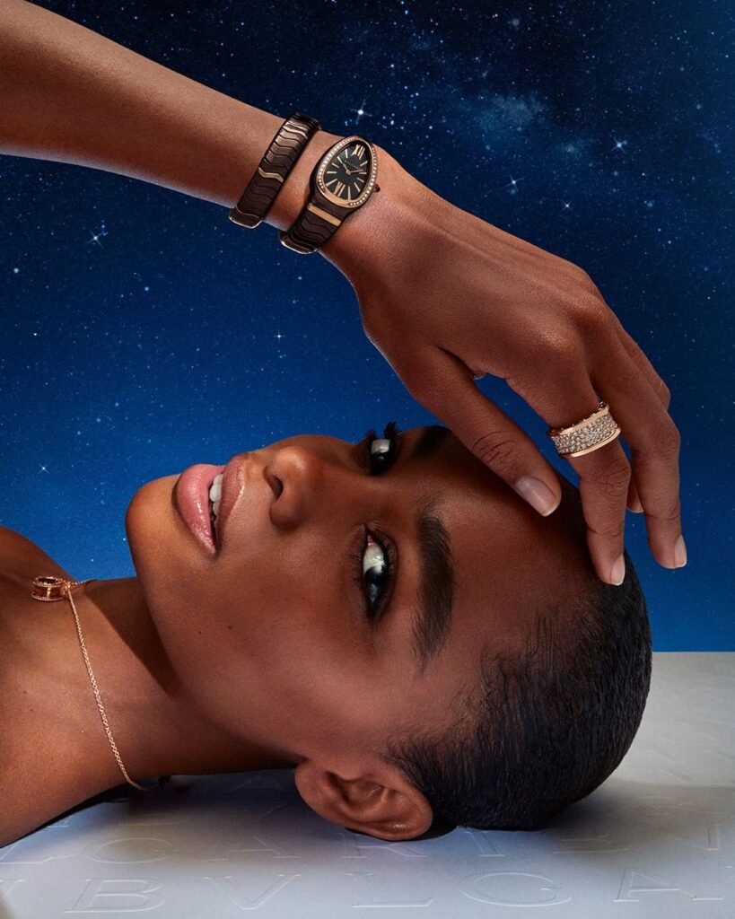 Blésnya Minher é musa na campanha festiva da Bvlgari