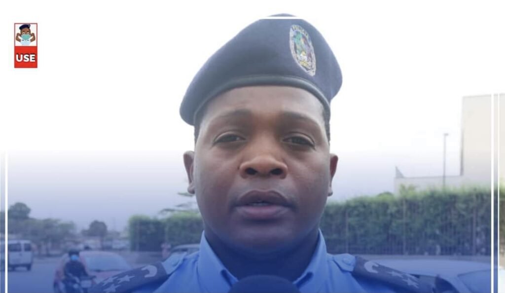 Agente regulador de trânsito procura por proprietário de bolsa achada na via pública contendo telemóveis