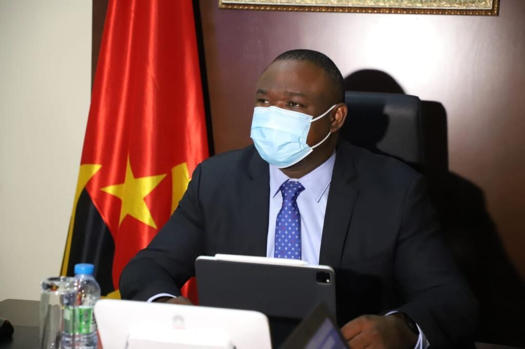 Ministro participa na reunião das TIC em África