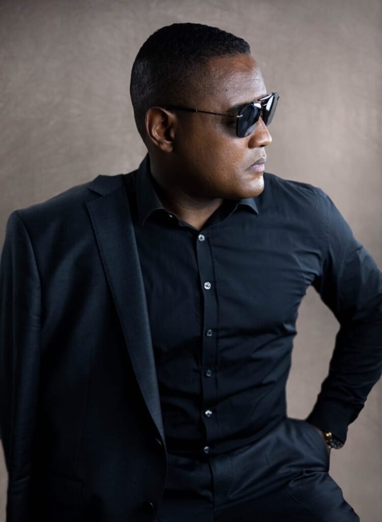 Rapper Tchacoly lança novo álbum “Herói”