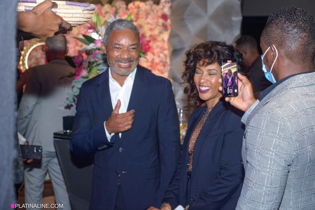 Bruna Tatiana surge radiante na companhia do namorado