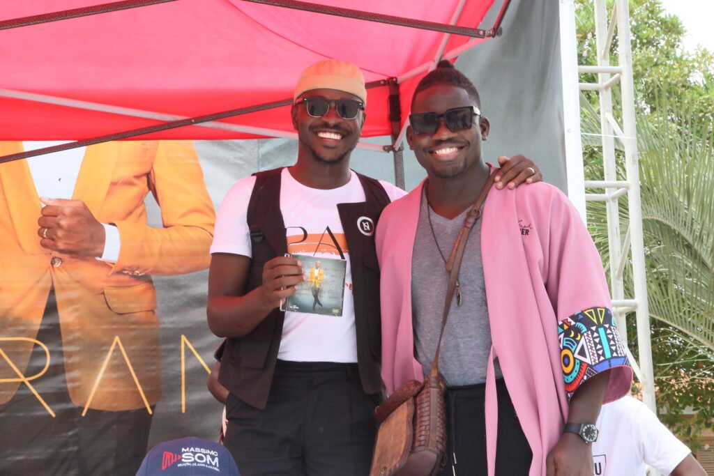 Álbum “Estranho” marca primeira venda e sessão de autógrafos de Emiliano Lázaro na Praça da Independência