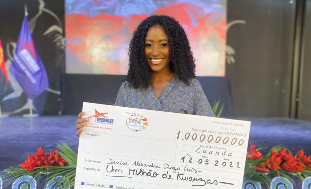 Denise Luís Vence o Maior Concurso de Artes Plásticas do País