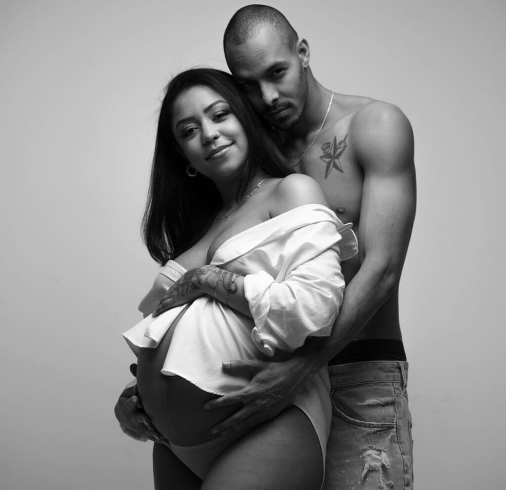 Cali John passa por treinamento para cuidar do filho Ayan Gianni