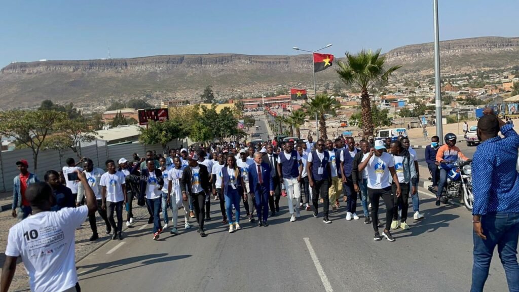 Estudantes Universitários Marcham pela Preservação da Paz Durante as Eleições