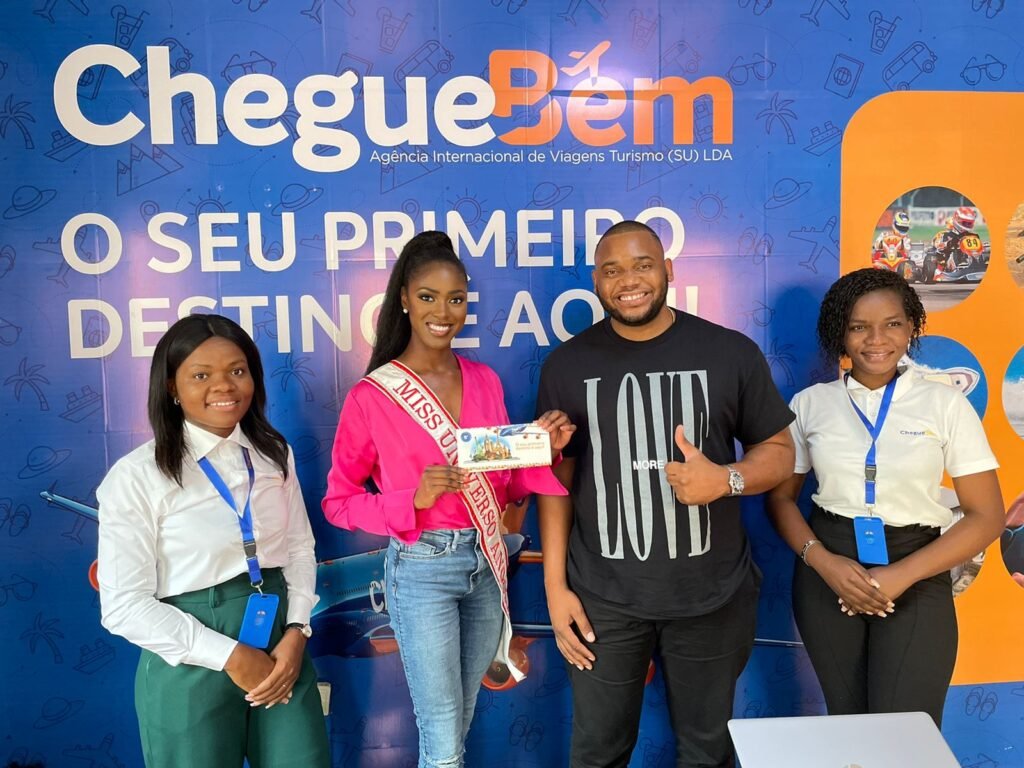 Miss Universo Angola 2022 Swélia António visita escritório da “Chegue Bem”