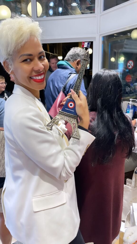 Após vencer causa em tribunal, Helga Fêty decide curtir férias em Paris