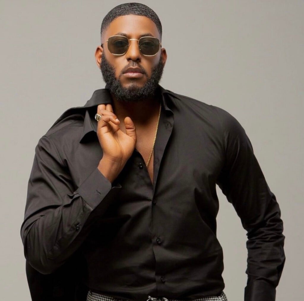 “O ser humano preocupa-se muito com coisas fúteis”, diz Mayer sobre o uso de tênis falso