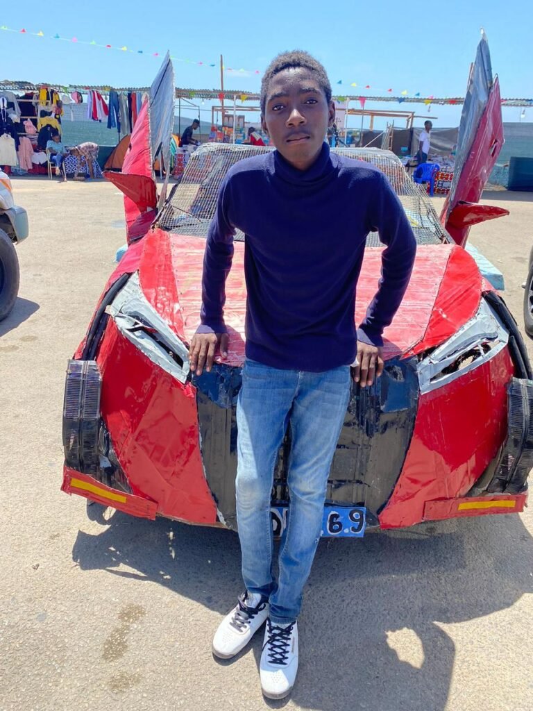 Adolescente no Namibe inventa carro com material reciclado