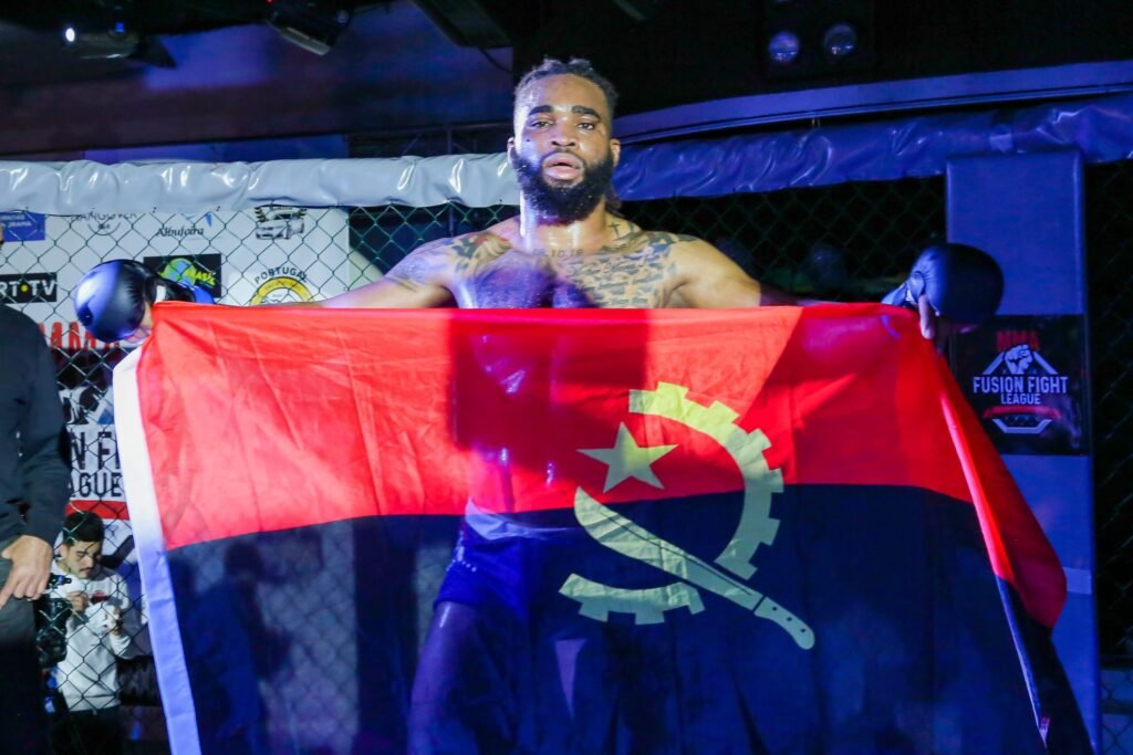 Atleta angolano Romário Jaguar sagra-se campeão na Maior Liga de MMA de Algarve