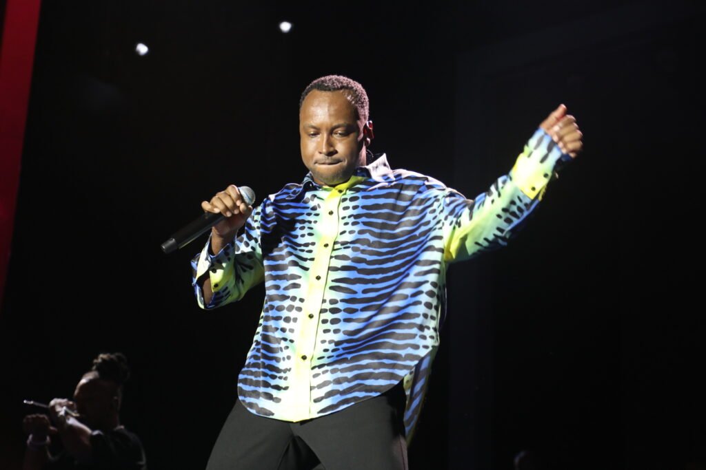 Thiaguinho volta a cantar para Angola depois de 10 anos na temática festa “Samba no pé”