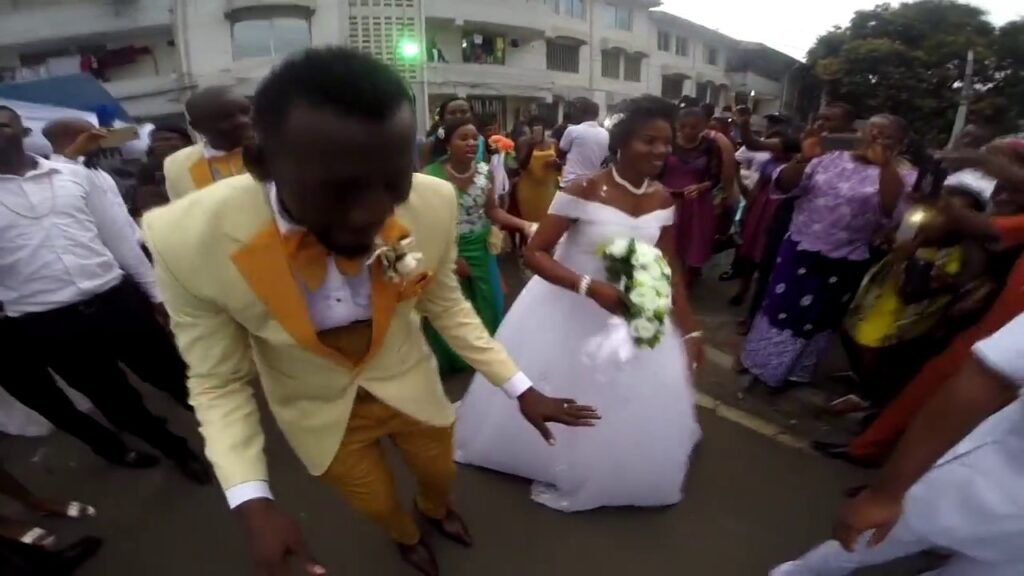 Homem de 45 anos foge de duas mulheres e nove filhos para se casar com a terceira