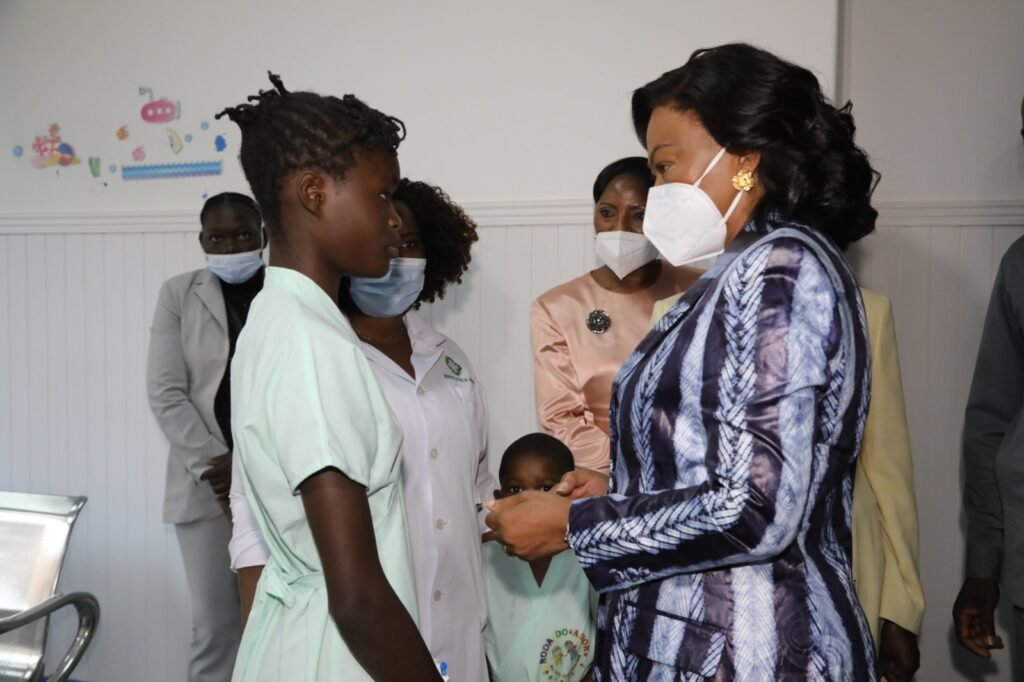 1ª Dama da República visita beneficiários das cirurgias ortopédicas promovidas pela FDC