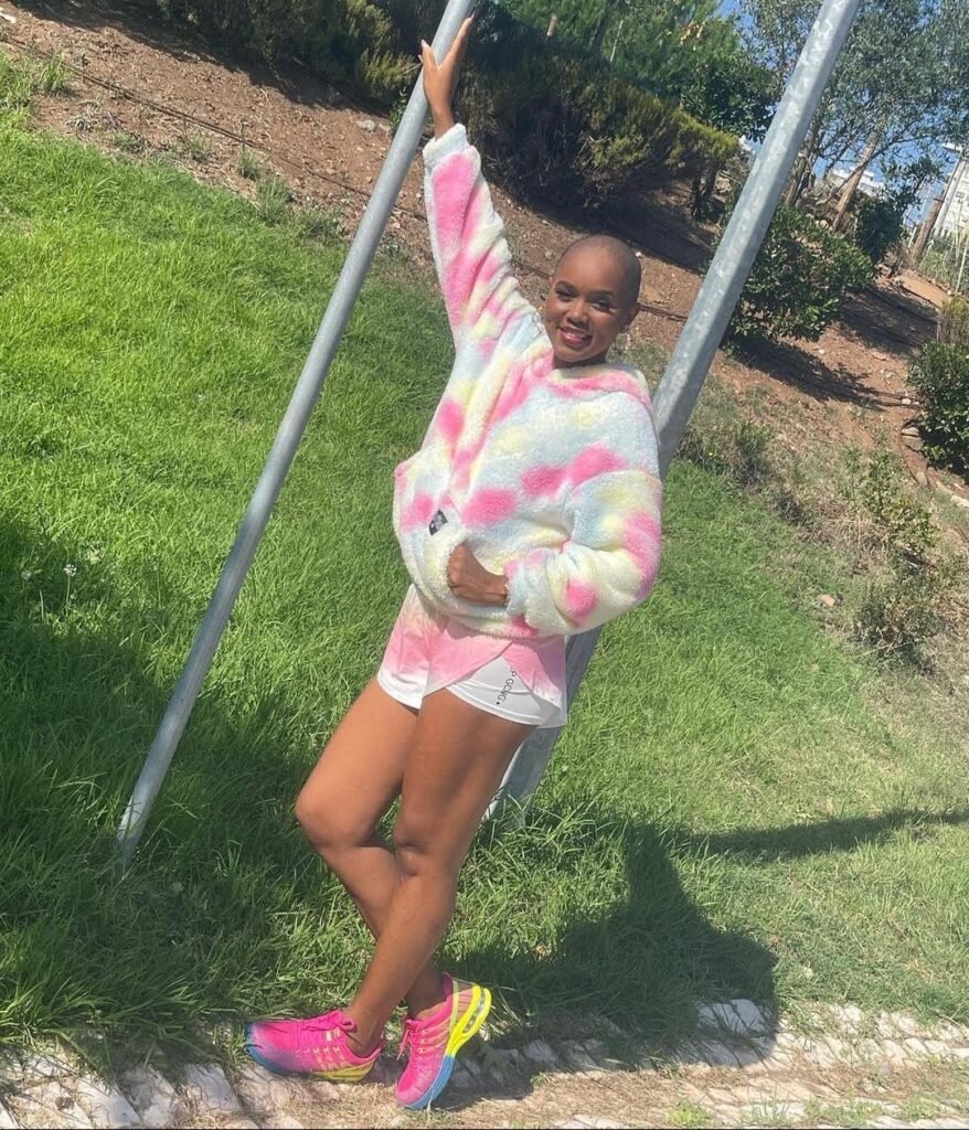 Actriz Helena Moreno aparece de cabelo rapado e arranca elogios dos seguidores