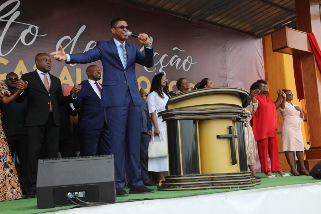 A Igreja Universal realiza culto de ação de graças alusivo aos 48 anos de independência nacional.