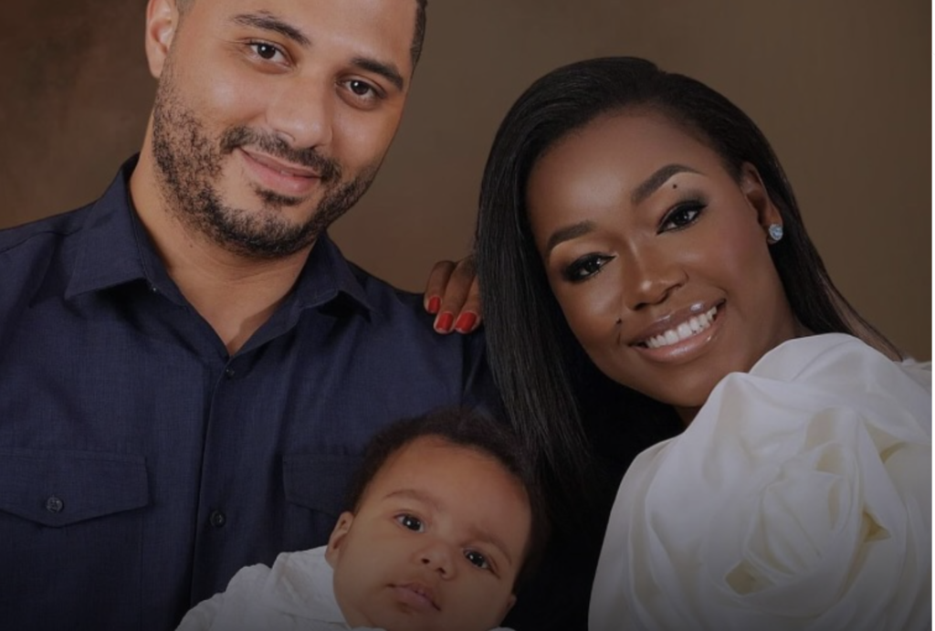 Apresentadora Elizete Vasco dá as boas-vindas a 2024 com retrato em família e revela o rosto de seu primogênito”