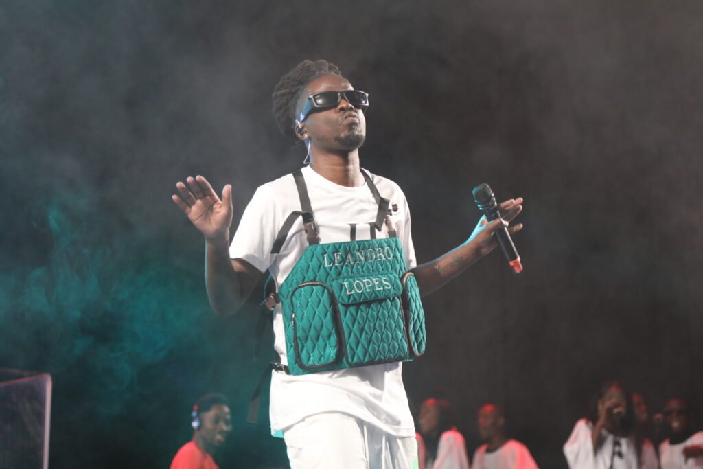 Prodígio Brilha no CCB com Concerto Inovador Acompanhado por Banda e Orquestra