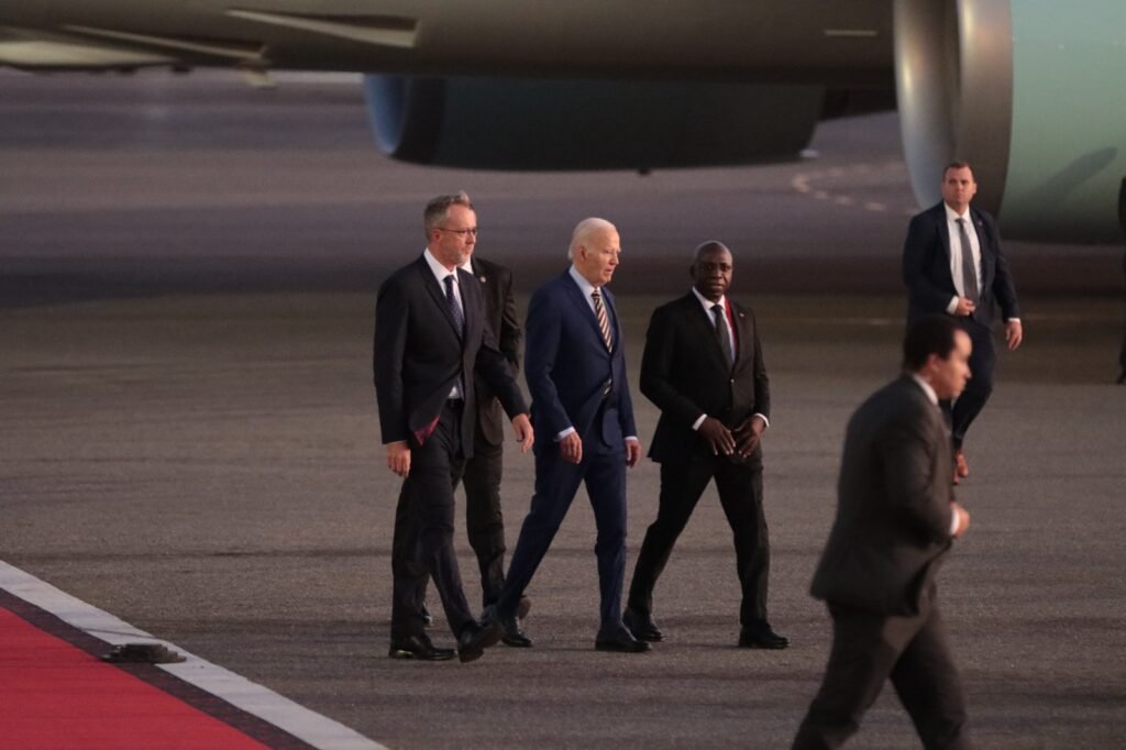 Joe Biden despede-se dos angolanos após três dias intensos de trabalho e promete voltar para viajar no corredor do Lobito