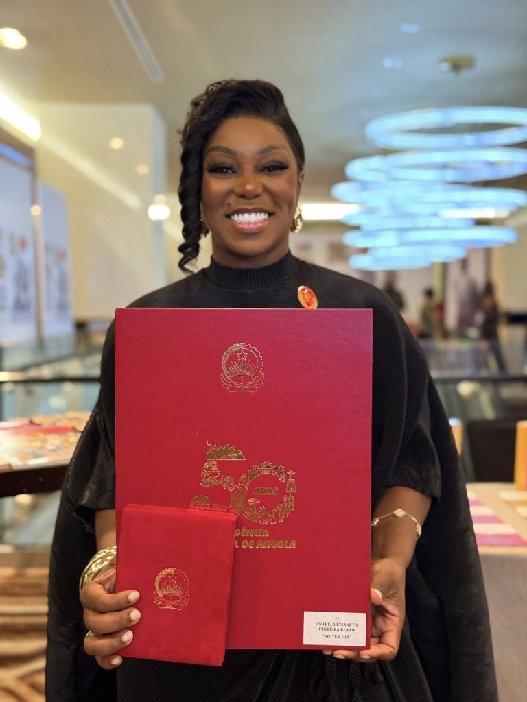 “Daqui a 50 anos vão condecorar também algumas cantoras”, afirma Noite e Dia