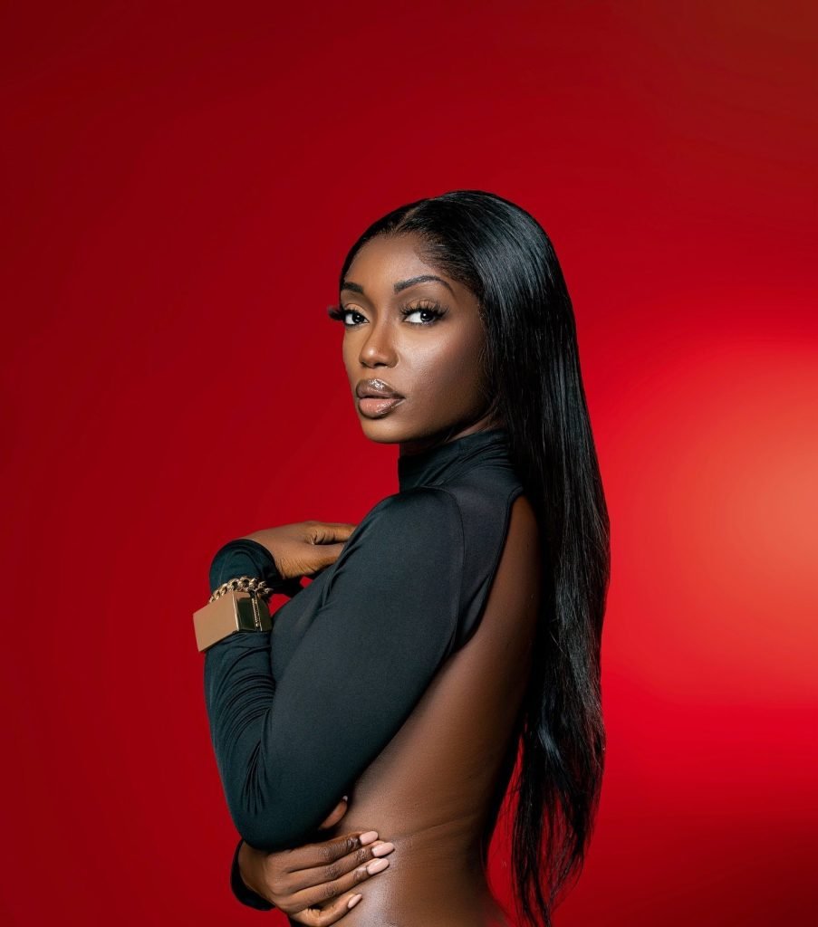 Lesliana Pereira celebra nova fase da vida e prepara imersão no teatro