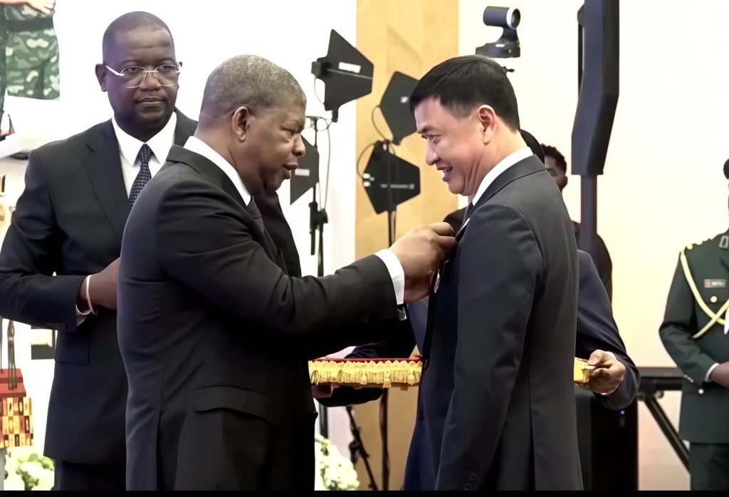 Zheng Gang condecorado nas celebrações dos 50 anos da Independência Nacional