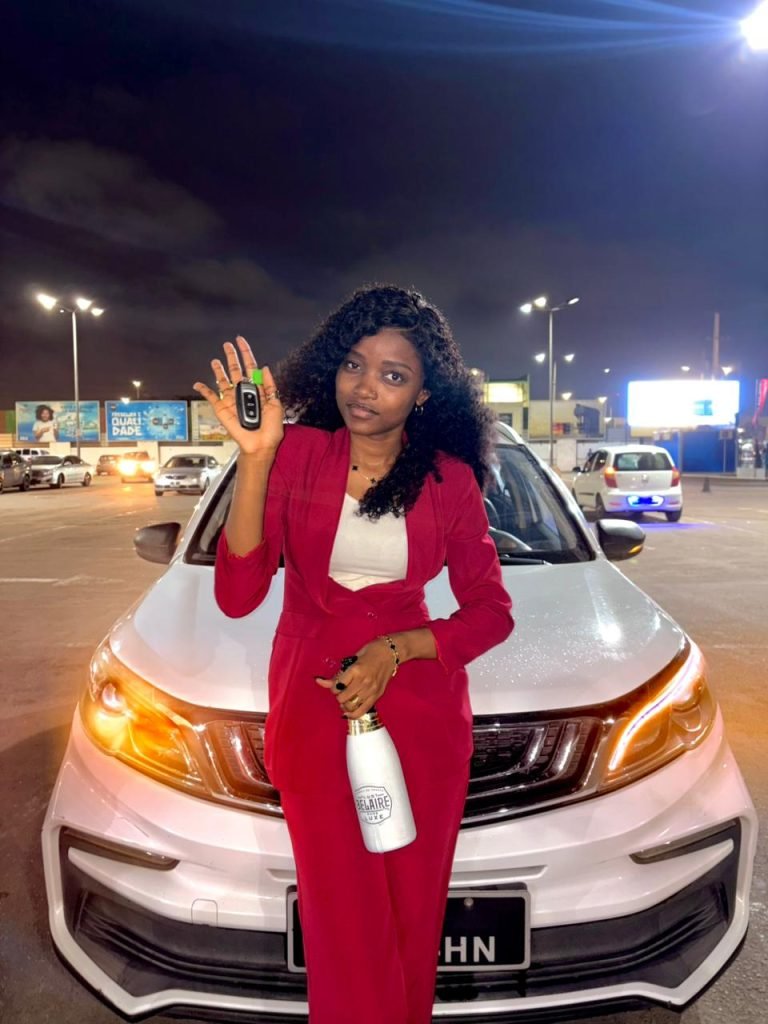 Elisandra Elly celebra conquista com novo carro: “Um sonho que se tornou realidade”