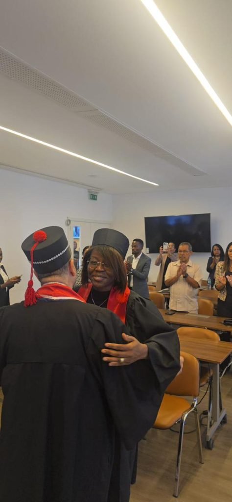 LAURINDA PRAZERES OBTÉM GRAU DE MESTRE EM DIREITO